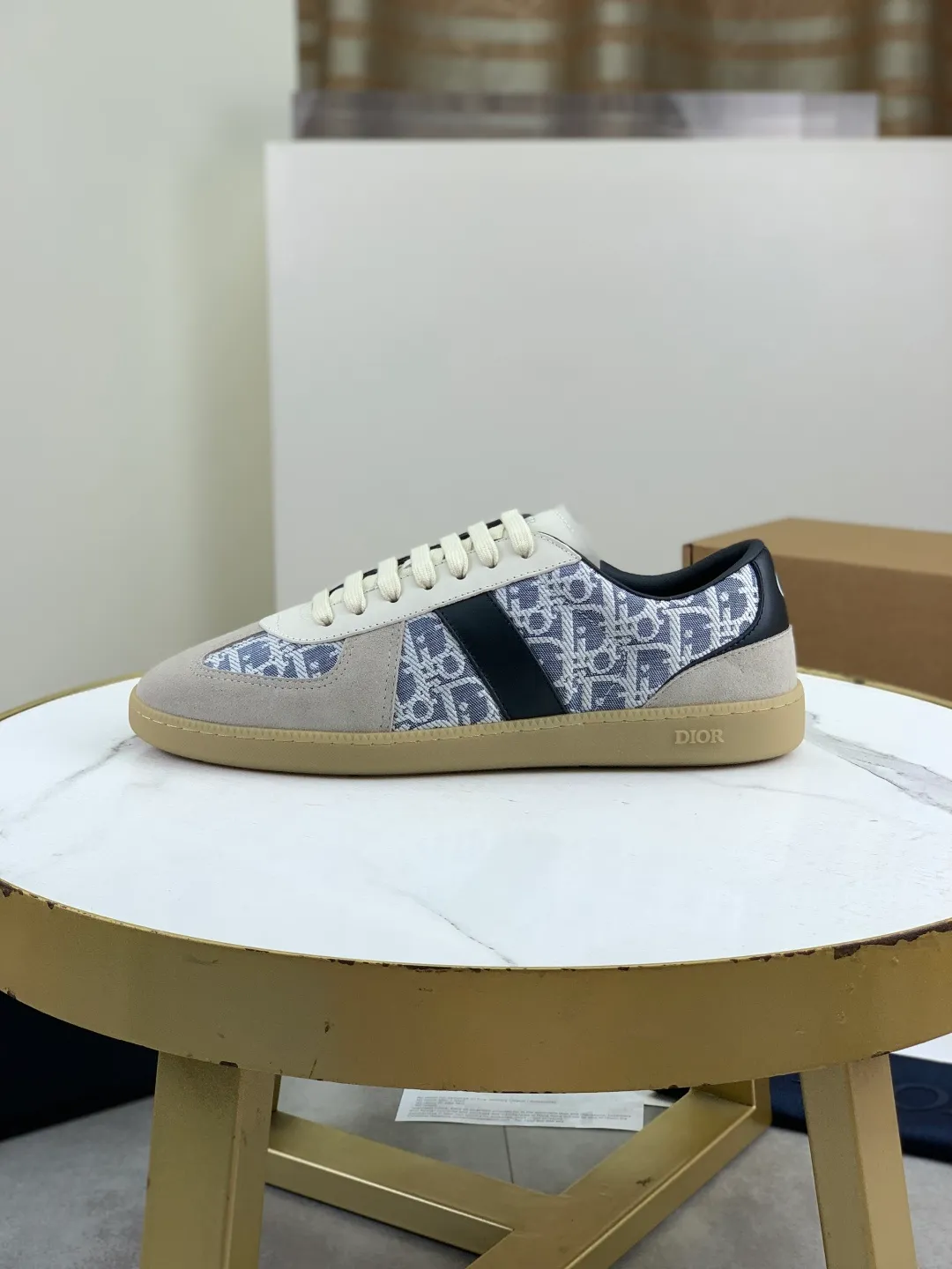 Men's men's shoes 💰P542 New Dior B01 top version of moral training shoes! ! ! White first-layer cowhide, fully oiled upper, original TPU molded outsole. New to the Fall 2025 collection, this sneaker marks the return of Dior’s classic style, reinterpreted in a stylish and elegant silhouette. Crafted from white smooth first-grain cowhide with a tonal silk sheepskin lining, it features the Dior logo on the tongue and inner sides, and a CD icon on the heel. Paired with Tpu anti-slip soles of the same color, it can be matched with various styles to create a sophisticated look.  Code number: 39-45 Complete package with airplane box